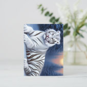Ein weißer Tiger sitzt im Schnee Postkarte (Stehend Vorderseite)