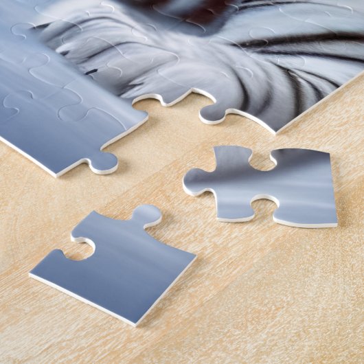 Ein weißer Tiger sitzt im Schnee Puzzle (Seite)