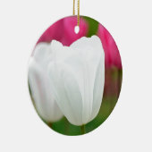 Ein weißer Tulip Keramik Ornament (Rechts)