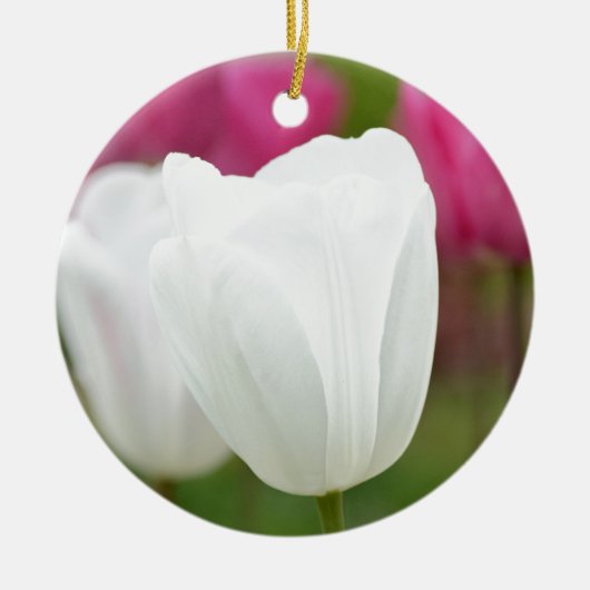 Ein weißer Tulip Keramik Ornament (Vorne)