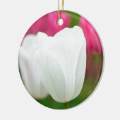 Ein weißer Tulip Keramik Ornament (Links)