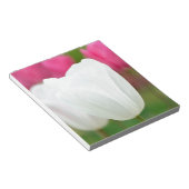Ein weißer Tulip Notizblock (angewinkelt)