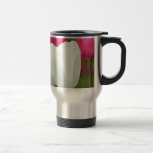Ein weißer Tulip Reisebecher