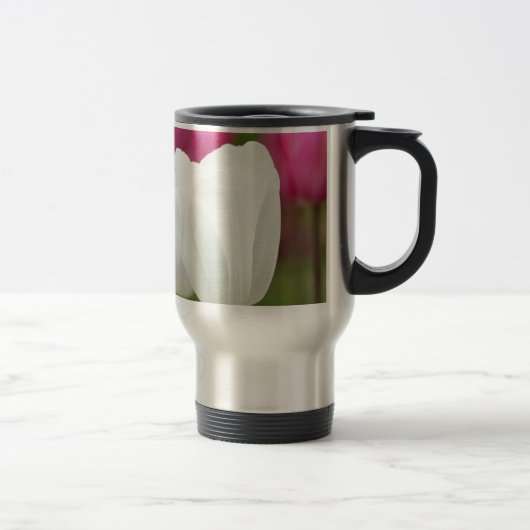 Ein weißer Tulip Reisebecher (Rechts)