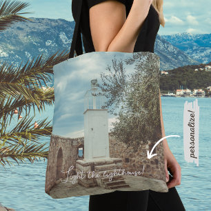 Ein weißes Leuchtturm und ein Olivenbaum Tasche