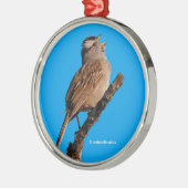 Ein weißgekrönter Sparrow singt zur Sonne Ornament Aus Metall (Links)