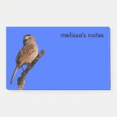 Ein weißgekrönter Sparrow singt zur Sonne Post-it Klebezettel (Vorderseite)