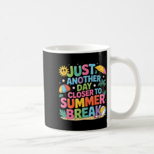 Ein weiterer Tag näher am Sommerurlaub Letzter Tag Kaffeetasse