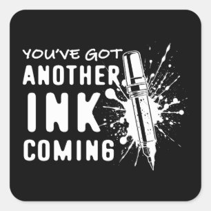 Ein weiteres INK Coming - Funny Zitat für Tattoo A Quadratischer Aufkleber