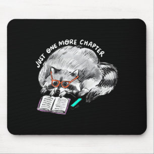 Ein weiteres Kapitel Waschbär liest lustiges Buch  Mousepad