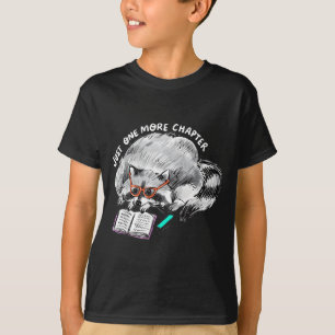 Ein weiteres Kapitel Waschbär liest lustiges Buch T-Shirt