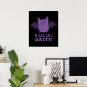 Ein wenig Batty Funny Baby Bat Pun Dark BG Poster (Heimbüro)