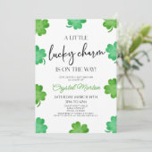 Ein wenig Glück, eine grüne Clover Baby-Dusche Einladung (Stehend Vorderseite)