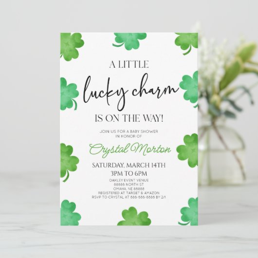 Ein wenig Glück, eine grüne Clover Baby-Dusche Einladung (Stehend Vorderseite)
