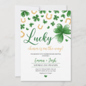 Ein wenig Glück, eine grüne Clover Baby-Dusche Einladung (Vorderseite)