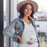 Ein wenig Kürbis erwarten T-Shirt<br><div class="desc">Eleganter und rustikaler T - Shirt mit Aquarellbildern von weißen Kürbissen und violetten Blumen. Im Text steht: "Einen Kürbis zu erwarten."</div>
