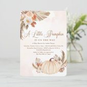 Ein wenig Pumpkin Rustic Baby Dusche Einladung (Stehend Vorderseite)