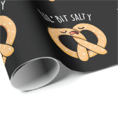 Ein wenig salzig Cool Salty Pretzel Puff Dark BG Geschenkpapier (Rolleneckpunkt)