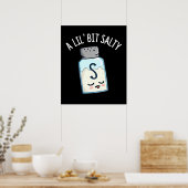 Ein wenig salzig funny Salt Shaker Puff Dark BG Poster (Küche)