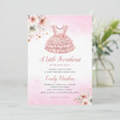 Ein wenig süß rosa Kleidung Girl Baby Dusche Einladung (Stehend Vorderseite)