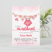 Ein wenig Sweetheart Valentine's Girl Baby Shower Einladung (Stehend Vorderseite)