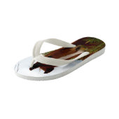 "Ein Whiff der Natur: Ein Kastanienpferd und Banks Kinderbadesandalen (Schrägansicht)