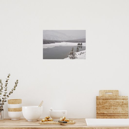 Ein winterlicher Bergsee im Banff Nationalpark Poster (Küche)