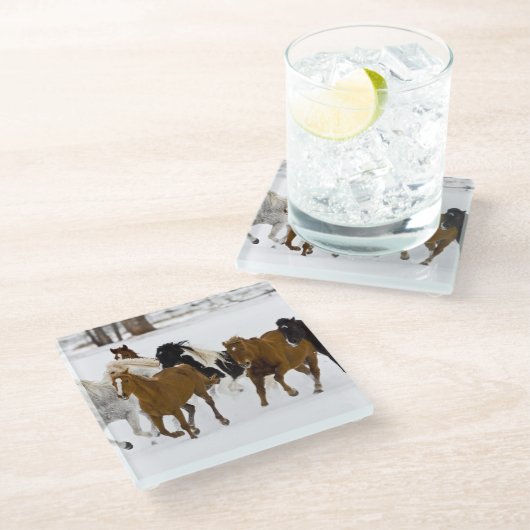 Ein winterlicher landschaftlicher Laufpferde Glasuntersetzer (Schrägansicht)