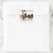 Ein winterlicher landschaftlicher Laufpferde Quadratischer Aufkleber (Tasche)