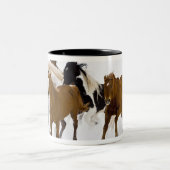 Ein winterlicher landschaftlicher Laufpferde Zweifarbige Tasse (Mittel)