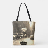 Ein winziger Tontopf voller schmutziger Tasche (Rückseite)