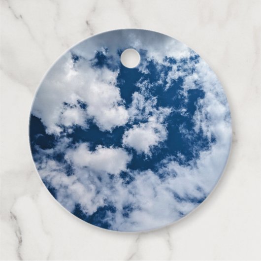 Ein Wirbel in den Wolken Geschenkanhänger (Vorderseite)