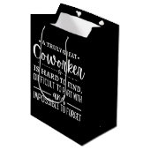 Ein wirklich großartiger Mitarbeiter Mittlere Geschenktüte (Vorderseite Schrägansicht)