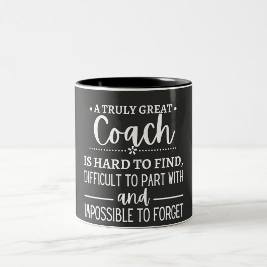Ein wirklich großer Coach ist schwer zu finden Zweifarbige Tasse (Mittel)