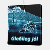 Ein Wolf auf Schnee - Gleðileg Jól Keramikornament (Links)