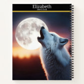 Ein Wolf heult in der Dämmerung unter dem hellen M Notizblock (Rückseite)