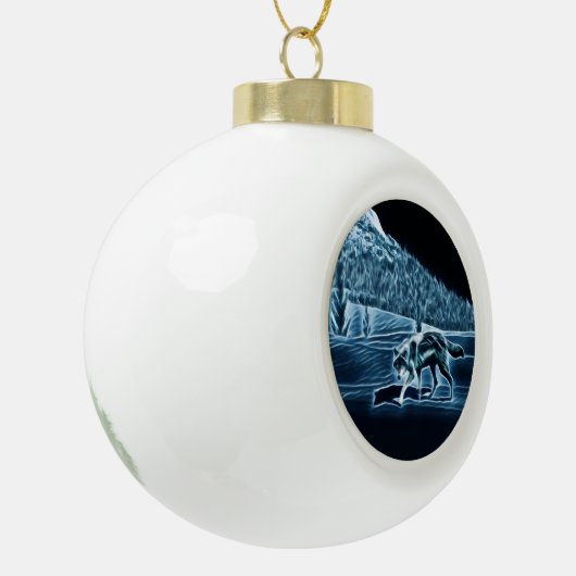 Ein Wolf im Schnee Keramik Kugel-Ornament (Links)