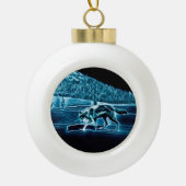 Ein Wolf im Schnee Keramik Kugel-Ornament (Vorderseite)