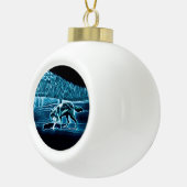 Ein Wolf im Schnee Keramik Kugel-Ornament (Rechts)