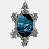 Ein Wolf im Schnee Schneeflocken Zinn-Ornament (Links)