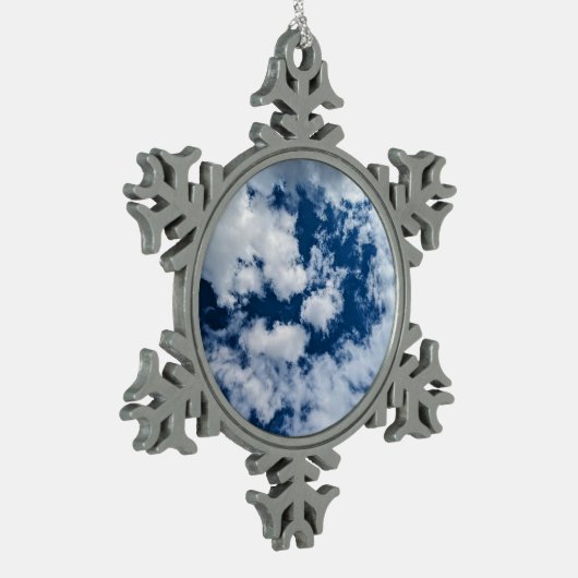 Ein Wolkenwirbel Schneeflocken Zinn-Ornament (Links)