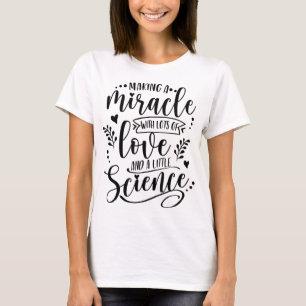 Ein Wunder mit Liebe und Wissenschaft IVF Mama Tri T-Shirt