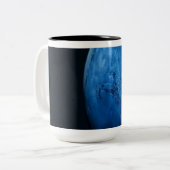 Ein wunderschöner blauer Planet Zweifarbige Tasse (Vorderseite Links)