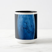 Ein wunderschöner blauer Planet Zweifarbige Tasse (Mittel)