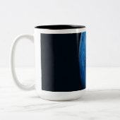 Ein wunderschöner blauer Planet Zweifarbige Tasse (Links)
