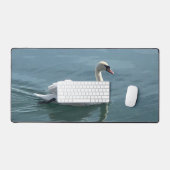 Ein wunderschöner Schwan, der auf dem Wasser schwe Schreibtischunterlage (Tastatur & Maus)