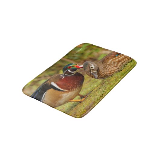 Ein wunderschöner Touch-Moment zwischen den Holzst Badematte (Schrägansicht)