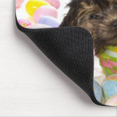 Ein Yorkie-poo Welpe, der auf einen Osterkorb trif Mousepad (Ecke)
