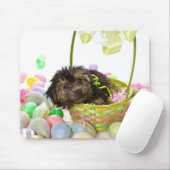 Ein Yorkie-poo Welpe, der auf einen Osterkorb trif Mousepad (Mit Mouse)