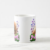 Ein zackiger Mastiff liegt auf dem Boden Kaffeetasse (Mittel)